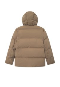 Chaqueta acolchada marrón con capucha, con acolchados horizontales, corte recto y puños elásticos. Textura suave, diseño casual.