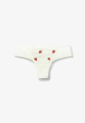 Białe koronkowe stringi z haftowanymi czerwonymi truskawkami na przednim panelu, przedstawione na białym tle.