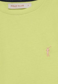 T-shirt di cotone verde lime con colletto girocollo e un piccolo logo ricamato di un figurina rosa sul lato sinistro del petto.