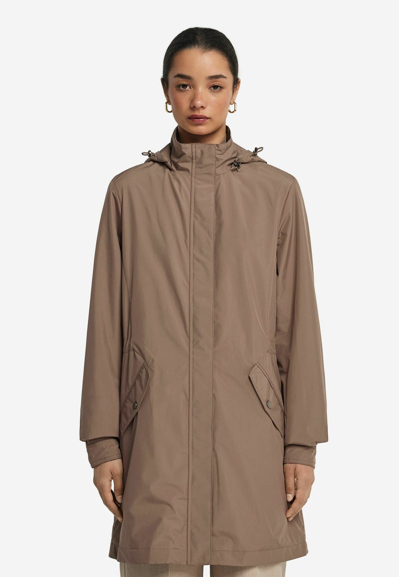 Brun vattentät kappa med hög krage, justerbar huva och sidofickor. Slät textur och avslappnad passform för komfort.