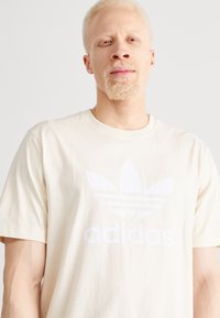 adidas Originals ADICOLOR TREFOIL - Nyomott mintás póló - white