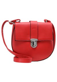 Červená kožená crossbody kabelka s zakřiveným dnem, klopovým uzávěrem, stříbrným kovovým zámkem a nastavitelným ramenním popruhem.