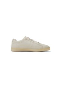 Sneaker beige chiaro con tomaia in pelle texturizzata, punta rotonda, lacci piatti e suola in gomma. Il design è minimalista e snello.