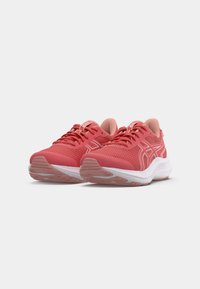 Chaussures de course roses avec une tige en mesh, semelles blanches et accents rouges. Présente une pointe arrondie et une semelle extérieure texturée pour l'adhérence.
