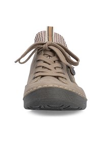 Chaussure décontractée beige avec des lacets épais noués en nœud, semelle noire texturée, languette à motif et fermeture éclair latérale avec détail bouton.
