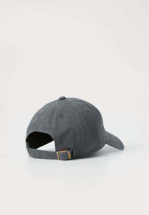 Casquette de baseball en coton gris avec une visière courbée, sangle ajustable à l'arrière et construction à six panneaux. Tissu texturé et détail de boucle en métal.
