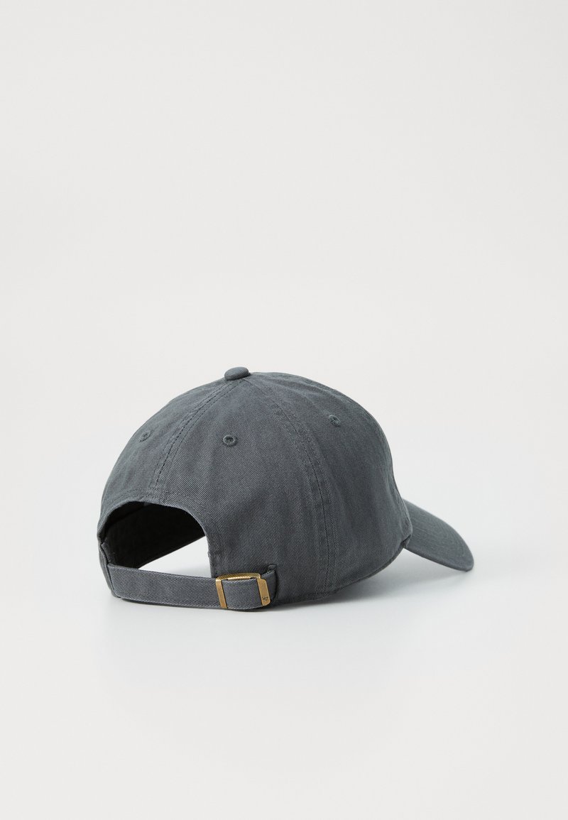 Casquette de baseball en coton gris avec une visière courbée, sangle ajustable à l'arrière et construction à six panneaux. Tissu texturé et détail de boucle en métal.