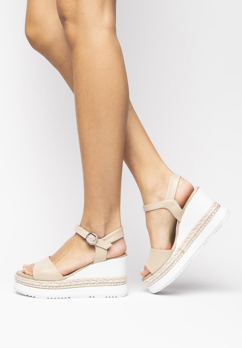 NeroGiardini Sandali con zeppa - lino