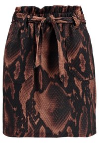Hnědá a černá sukně se vzorem hada, s elastickým pasem a uvázaným opaskem, obsahující dvě přední kapsy a texturovanou látku.