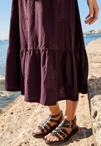 Next EMBROIDERED MIDI - REGULAR FIT - Džersio suknelė - purple