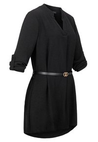 Zwarte tuniek met een V-hals, driekwart mouwen opgerold, geplooid ontwerp en een dunne zwarte riem met gouden, ronde hardware.