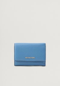 Sinine nahast rahakott tekstureeritud pinnaga, millel on klapp-disain ja kuldne "MICHAEL KORS" logo ees. Kompaktne suurus.