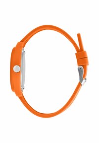 Orologio in silicone arancione con cassa rotonda, pulsante argentato e un design elegante e minimalista. Presenta una fibbia in metallo per una vestibilità regolabile.