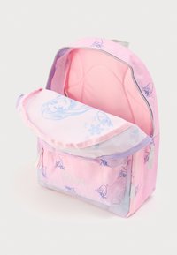 Ροζ σακίδιο πλάτης με υφή καπιτονέ, που διαθέτει εικονογραφήσεις σε λεία επιφάνεια, ρυθμιζόμενους ιμάντες και μια μπροστινή τσέπη με φερμουάρ.