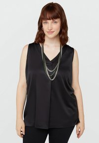 Blusa senza maniche in satin nero con scollatura a V, caratterizzata da un davanti drappeggiato e una collana metallica a strati nei toni del verde e dell'argento.