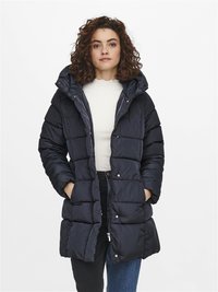 Doudoune bleu marine avec capuche, comportant des sections matelassées, des boutons pression et une coupe mi-cuisse. L'intérieur est doublé pour plus de chaleur.