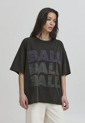 Fekete, túlságosan méretes póló, puha pamutból készült. A multicolor "BALL" felirat vastag vonalakkal van kiemelve. Rövid ujjú és kerek nyakú kialakítás.