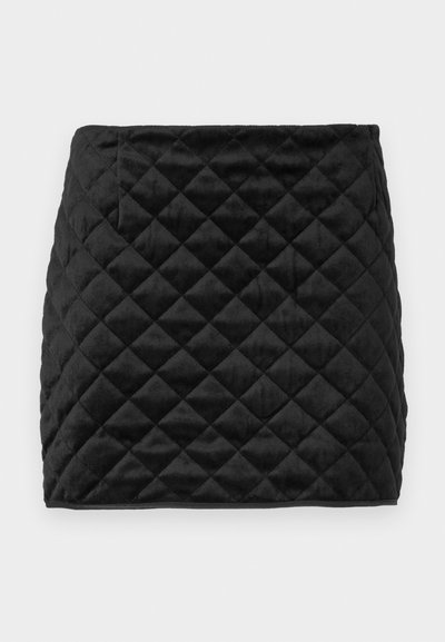 Fekete steppelt mini szoknya, puha anyagból készült, melyen gyémánt mintázat található, egyenes vonalú, és rejtett oldalzsebe van.