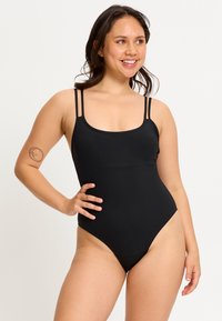 Maillot de bain une pièce noir avec des bretelles doubles, un décolleté carré, des jambes hautes et une texture lisse et extensible.