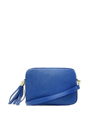 Blaues Leder-Crossbody-Tasche mit rechteckiger Form, strukturierten Oberfläche und einem Quastenakzent. Enthält einen verstellbaren Trageriemen und goldene Hardware.