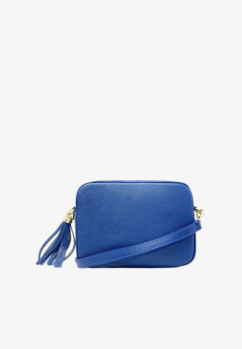 Bolso de piel azul cruzado con forma rectangular, superficie texturizada y un acento de borlas. Incluye una correa ajustable y herrajes en dorado.
