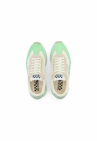 Sneaker retro verdi e beige con upper in suede e tessuto, punta rotonda e lacci bianchi. Presenta un'etichetta a scacchi all'interno.