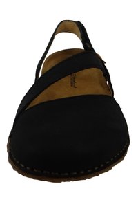 Černé semišové sandály s zakřiveným tvarem, otevřenou patou a zkříženými pásky. Hnědá texturovaná stélka a kontrastní prošívání.