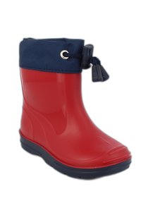 Botte de pluie en caoutchouc rouge avec un revers en tissu bleu marine, fermeture par cordon, et semelle robuste. Texture lisse avec un bout arrondi et un design léger.