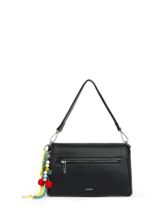 Borsa a tracolla in pelle nera con tasca frontale con cerniera, decorata con portachiavi di perline colorate e pon pon sul lato sinistro.