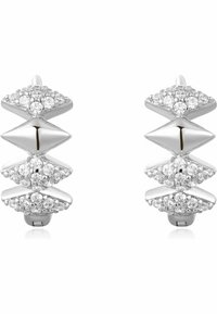 Silverörhängen med flera diamantformade accenter med glittrande klara stenar, som visar en polerad yta och geometrisk design.