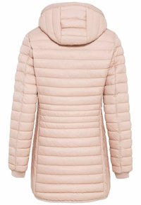 Veste rembourrée rose avec capuche, dotée d'un design matelassé en canaux et de poignets élastiques. Texture lisse, manches longues et ourlet arrondi.