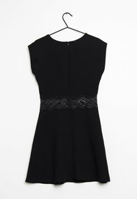 Schwarzes Kleid mit kurzen Ärmeln, taillierter Oberteil und schwingendem Rock. Es verfügt über ein Spitzenpanel an der Taille und einen Reißverschluss auf der Rückseite.