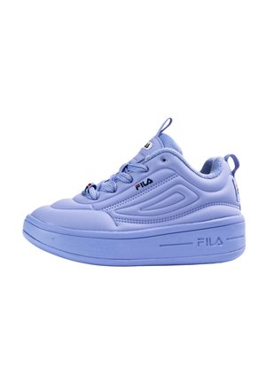 Lila Ledersneaker mit abgerundeter Zehenpartie, gepolstertem Kragen, strukturierten Akzenten und dicker Sohle mit "FILA"-Markierung an der Seite.