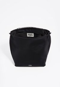 Czarna torba tote z zamkiem błyskawicznym, szerokim otworem i wewnętrzną metką. Gładka tekstura, minimalistyczny design i brak zewnętrznych kieszeni.
