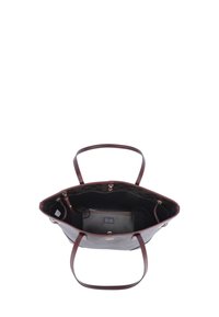 Bordeauxrød lædertaske med to håndtag, åben top, indvendigt rum, glat tekstur og kontrastfyldt mønstret for.