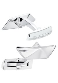 Silberne Manschettenknöpfe mit geometrischem Design; einer ähnelt einem Segelboot, der andere einem stilisierten Schiff. Sie verfügen über eine polierte Metalloberfläche und ein graviertes Logo.