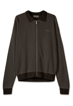 Casaco de malha com fecho éclair, em tom castanho escuro e textura canelada, com colarinho e punhos e bainha elásticos. Detalhe discreto do logo no peito.