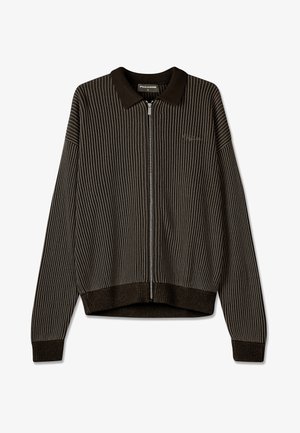 Pletena jakna na zadrgo z ribasto teksturo, v temno rjavi barvi, z ovratnikom ter elastičnimi manšetami in robom. Diskretna podrobnost logotipa na prsih.