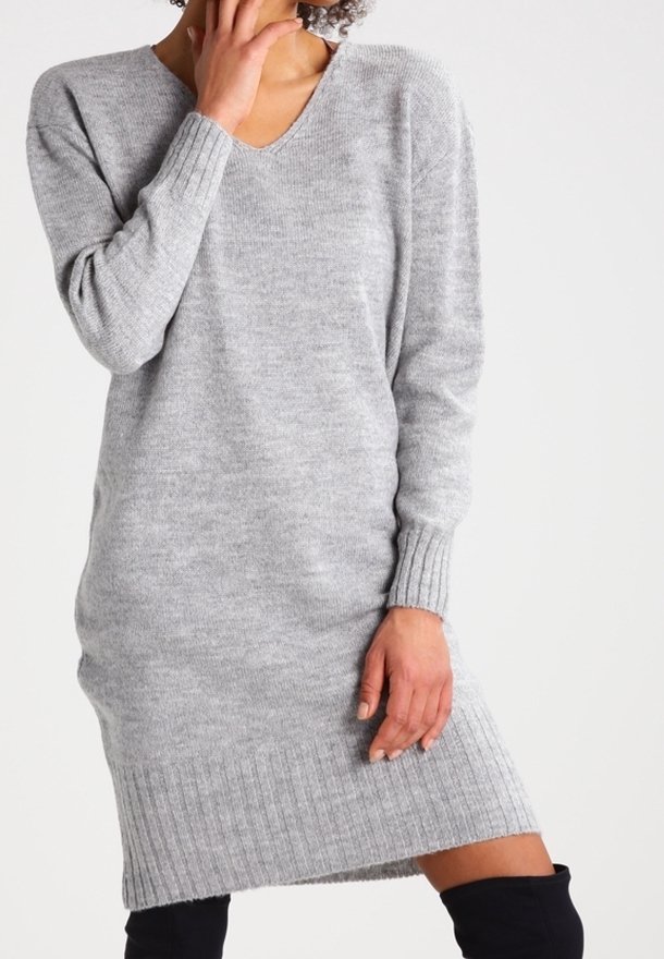 Robe-pull gris en maille avec un décolleté en V, des poignets et un ourlet côtelés. Présente une coupe décontractée et une texture douce, s'étendant jusqu'à mi-cuisse.