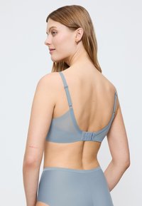 Lichtblauwe beha met een mesh-ontwerp, verstelbare bandjes en een haak-en-oogsluiting aan de achterkant. Gladde textuur met een minimalistische uitstraling.