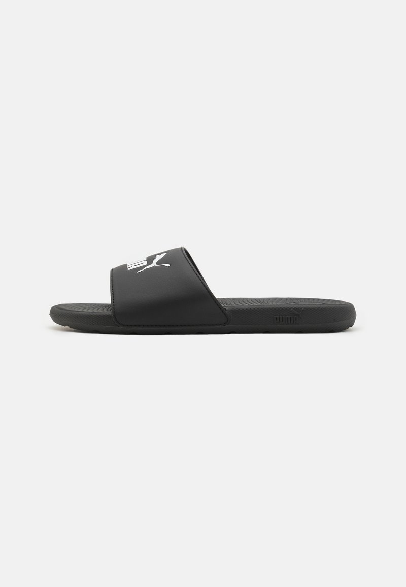 Sort slidesandal med en bred rem, der har hvid logo-tryk. Struktureret fodseng og glat overmateriale, med en flad gummiydersål.