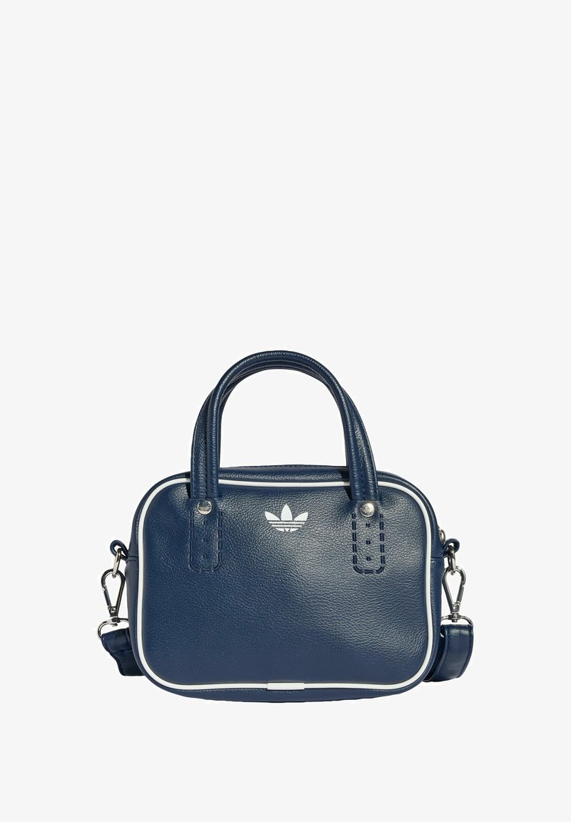 Tamno plava kožna torba s dvostrukim ručkama, bijelim okvirom i srebrnim logotipom. Uključuje odvojivi remen za rame i teksturiranu površinu.