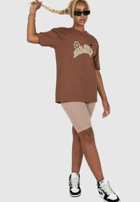 MJ Gonzales X HEAVY  - Print T-shirt - bark