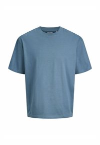 Camiseta de manga corta de color azul claro, fabricada con tela suave, con cuello redondo y corte relajado. Diseño minimalista, sin estampados ni detalles.