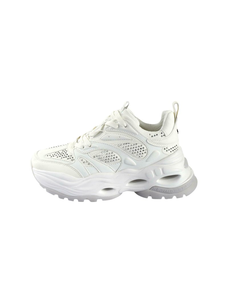 Baskets de sport blanches avec une tige en mesh, des superpositions texturées et des clous décoratifs. Semelle arrondie avec des découpes et une marque sur le côté.