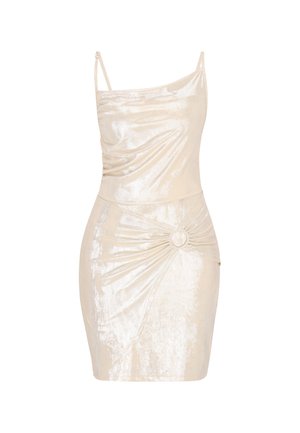 Mouwloze crèmekleurige satijnen minijurk met dunne bandjes, asymmetrisch geplooide taille en een met stof beklede ronde gesp op de heup.
