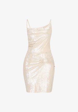 Mouwloze crèmekleurige satijnen minijurk met dunne bandjes, asymmetrisch geplooide taille en een met stof beklede ronde gesp op de heup.