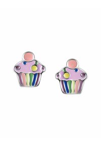 Kolczyki w kształcie babeczek emaliowanych z różowym wierzchem, kolorowymi paskami w pastelowych odcieniach oraz błyszczącymi kropkami w różnych kolorach, osadzone w metalowej szaro-srebrnej oprawie.