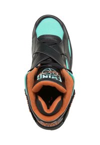 Zapatilla deportiva negra con paneles de malla turquesa, acentos naranjas y un cuello acolchado. Presenta una correa central y una suela texturizada.