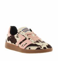 Sneaker con design a stampa di mucca, in una combinazione di colori beige e marrone, con lacci rosa e suola in gomma testurizzata. Presenta il marchio sulla linguetta.